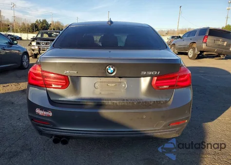 2017 BMW 330 Xi z USA, uszkodzony, nr VIN WBA8D9C57HK894143